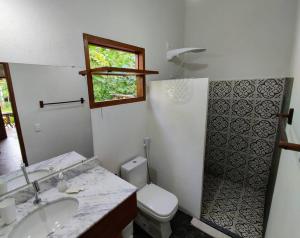 大塞拉CasAmar no Condomínio Beira Mar Sargi, Serra Grande的一间带卫生间、水槽和窗户的浴室