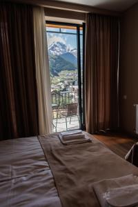 卡兹贝吉ALOFT的山景卧室 - 带1张床