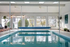 Grand préEvangeline的大楼内一个蓝色的大型游泳池