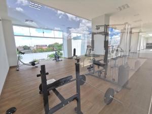 圣克鲁斯Casa Inolvidable, Familiar y Elegante的健身房设有有氧器材和大窗户