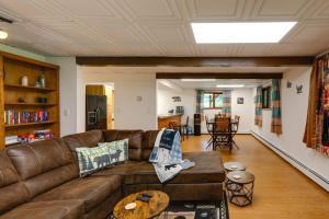费尔班克斯Ideally Located Fairbanks Vacation Rental!的客厅配有沙发和桌子