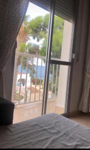 卡沃内拉斯Mar1的卧室设有海景大窗户