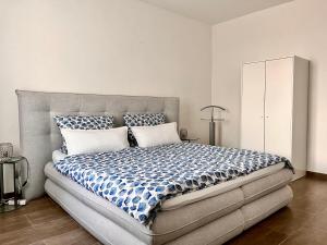 班贝格Big family apartment in Bamberg的一间卧室配有一张带蓝色和白色棉被的大床
