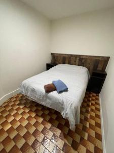 纽约1D CLOSe的一间卧室配有一张床,床上有毛巾