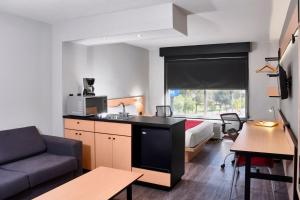 莱昂莱昂城市快捷酒店的小型酒店客房设有床和厨房
