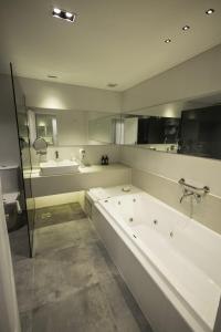 特尔马斯德里奥翁多Hotel Termal Los Cardones & Spa的带浴缸、水槽和浴缸的大浴室