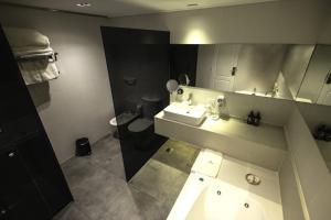 特尔马斯德里奥翁多Hotel Termal Los Cardones & Spa的一间带水槽和卫生间的浴室