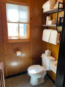 林肯市Anchor Inn Resort的一间带卫生间、窗户和毛巾的浴室