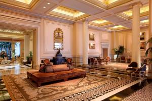 雅典Hotel Grande Bretagne, a Luxury Collection Hotel, Athens的大厅中一个配有沙发的大客厅