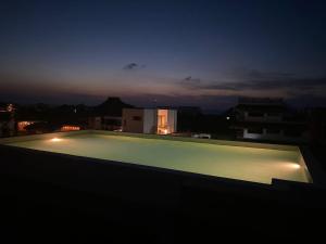 奥尔沃克斯岛Sunsteps suite pyramids的享有游泳池的夜间景致