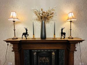 爱丁堡阿博茨福德宾馆的壁炉上放有两根蜡烛和一个装有鹿雕像的花瓶