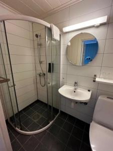 Høyheimsvik内斯加尔酒店的带淋浴和盥洗盆的浴室