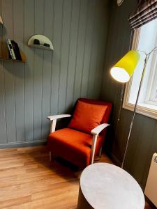 Høyheimsvik内斯加尔酒店的一间带椅子、一盏灯和一张桌子的房间