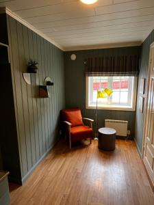 Høyheimsvik内斯加尔酒店的客厅配有椅子和窗户