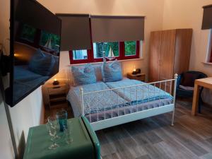 巴特尚道Ferienbungalow "Outdoor"的一间卧室配有一张带蓝色枕头的床