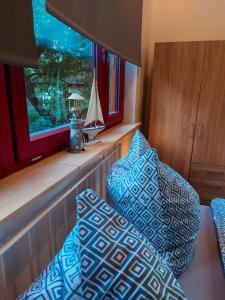 巴特尚道Ferienbungalow "Outdoor"的一间房间,配有两个枕头和一个位于火车上的窗户