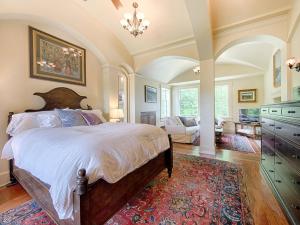 NewfaneAdams Hill House Retreat - Artist-Architect's Estate, Newfane Vermont的一间带大床的卧室和一间客厅
