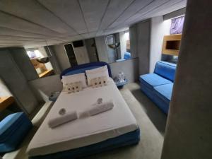 KalkaraRiti Yacht的一间带床和沙发的小卧室