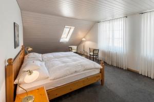 Mühledorf克罗伊茨酒店的一间卧室,卧室内配有一张大床