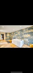 GrisollesLE LOFT Spa balneo的一间位于客房中间的带浴缸的房间