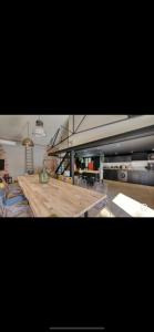GrisollesLE LOFT Spa balneo的一间带木桌的用餐室和一间厨房