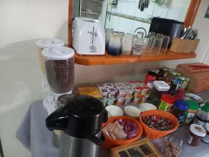 圣佩德罗·德·阿塔卡马坎普基地旅舍的厨房柜台,配有搅拌机和一些食物