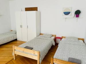 卢布林Pokoje Slawin的一间设有两张床和橱柜的房间