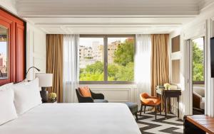 马德里Rosewood Villa Magna的酒店客房设有床和窗户。