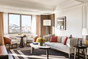 马德里Rosewood Villa Magna的客厅配有沙发和桌子