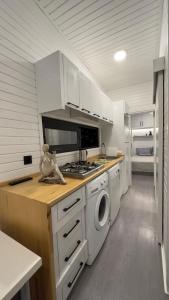 阿拉尼亚Tiny House Sitesi的厨房配有白色橱柜、洗衣机和烘干机