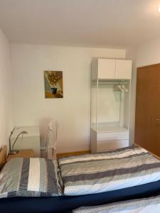 奥尔登堡Apartment close to the center + free parking的一间卧室设有一张带玻璃门的大床