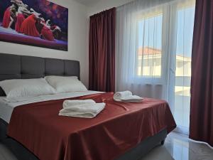 诺瓦利娅The Luxury Apartments - Villa Havana的一间卧室配有带毛巾的床