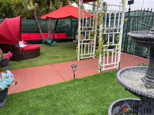迈阿密Art Gardens Wynwood concept的花园设有红色的沙发和秋千