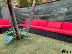 迈阿密Art Gardens Wynwood concept的棕榈树庭院里的红色沙发