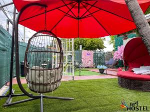 迈阿密Art Gardens Wynwood concept的红伞下的一个红色鸟笼