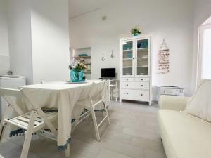 维拉诺瓦GM Sea Home的白色的客厅配有桌椅