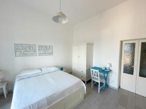 维拉诺瓦GM Sea Home的一间卧室配有一张床和一张蓝色的桌子