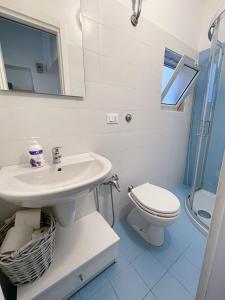 维拉诺瓦GM Sea Home的一间带水槽、卫生间和淋浴的浴室
