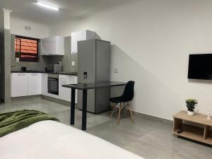 乌姆塔塔Urban & Comfortable Loft apartment in Mthatha的一间厨房,内设一张桌子和一把椅子