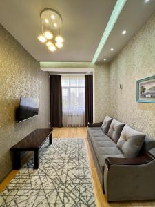 杜尚别Dushanbe City View Apartment的带沙发和电视的客厅
