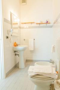 费拉拉阿罗吉奥凯沃尔酒店的白色的浴室设有卫生间和水槽。
