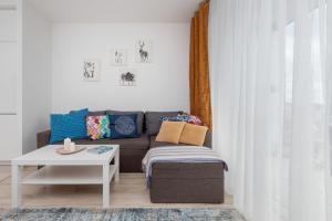 格但斯克Apartment Przytulna Kiełpinek by Renters的客厅配有沙发和桌子