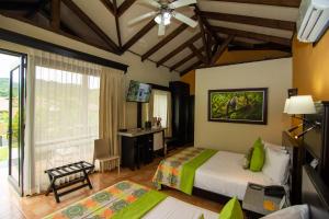 福尔图纳阿雷纳尔温泉度假村酒店的一间卧室设有两张床、一张桌子和一个窗口。