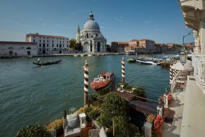 威尼斯The St. Regis Venice的水中乘船欣赏河流美景