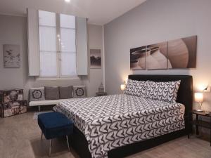 萨沃纳Appartamento Piazzetta La Maddalena的一间卧室配有一张床和一张沙发
