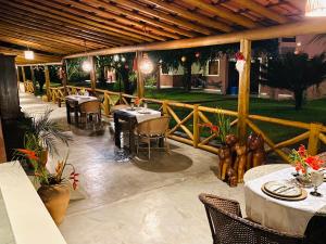 雅帕拉廷加Pousada Porto Manguaba的一间带桌椅和围栏的餐厅