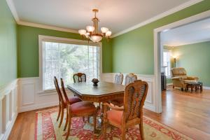 阿马里洛Spacious Amarillo Home with Shared Fire Pit!的一间拥有绿色墙壁和桌椅的用餐室