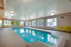 米尔顿米尔顿贝斯特韦斯特酒店的大型客房带窗户,设有大型游泳池
