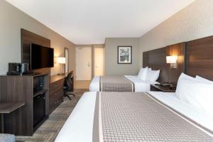 米尔顿米尔顿贝斯特韦斯特酒店的酒店客房设有两张床和一台平面电视。