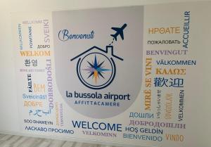 圣焦万尼泰亚蒂诺La Bussola Airport Affitta Camere的布拉齐利亚机场的标志,上面写着字条